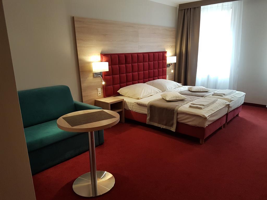Hotel Texicana Sulechów Buitenkant foto