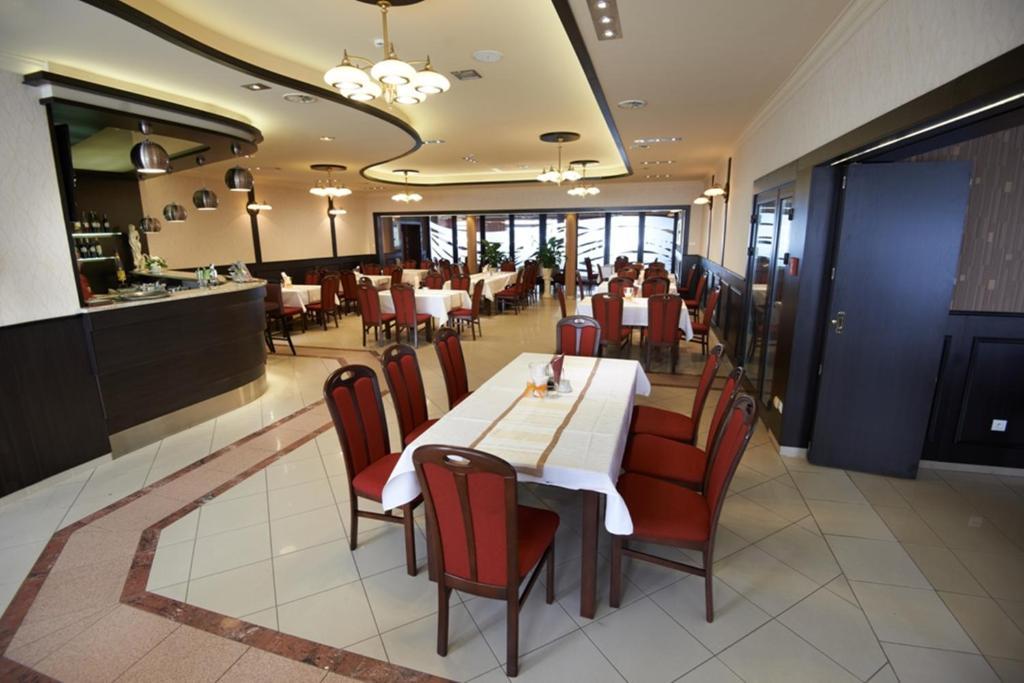 Hotel Texicana Sulechów Buitenkant foto