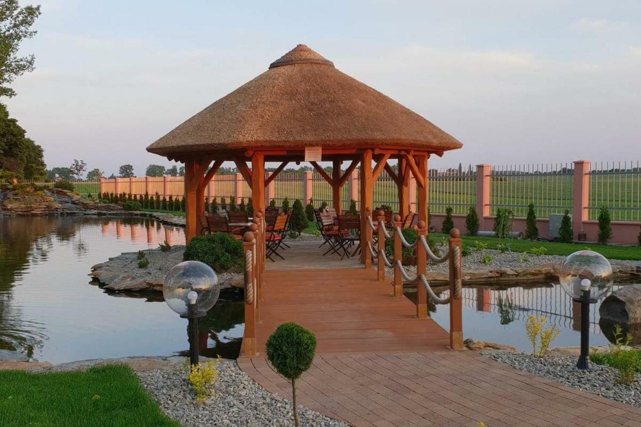 Hotel Texicana Sulechów Buitenkant foto